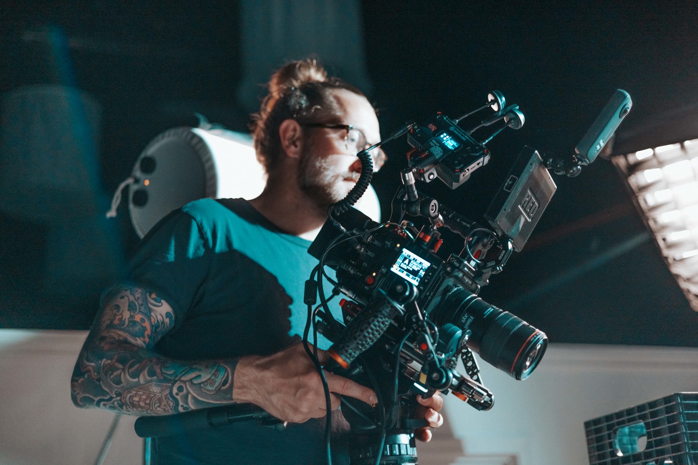 HAND behind the scenes 14